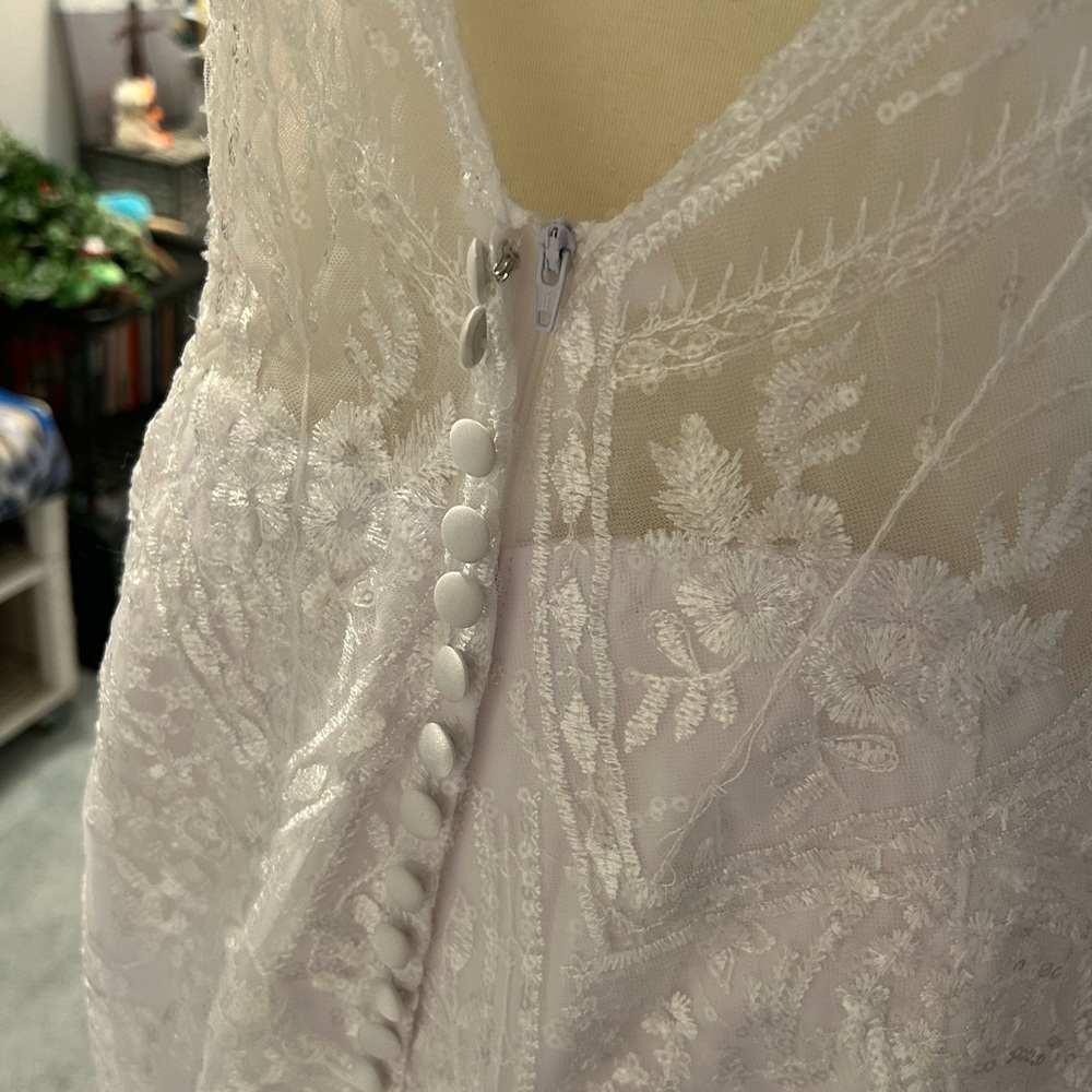 Beaded wedding dress with train - Picture 9 of 10